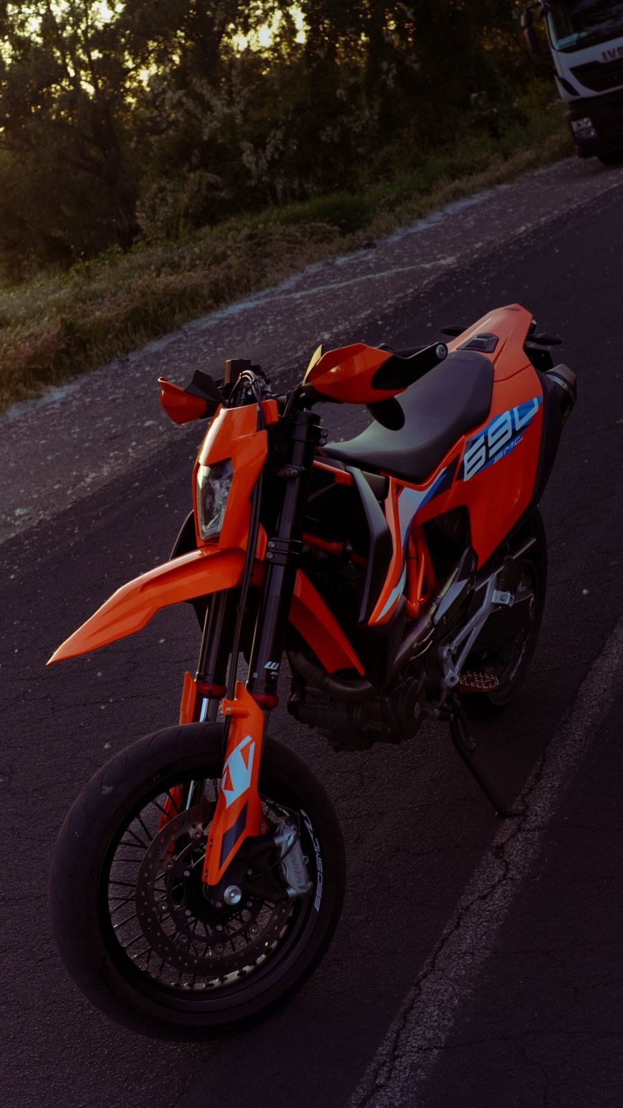KTM 690 SMC al tramonto